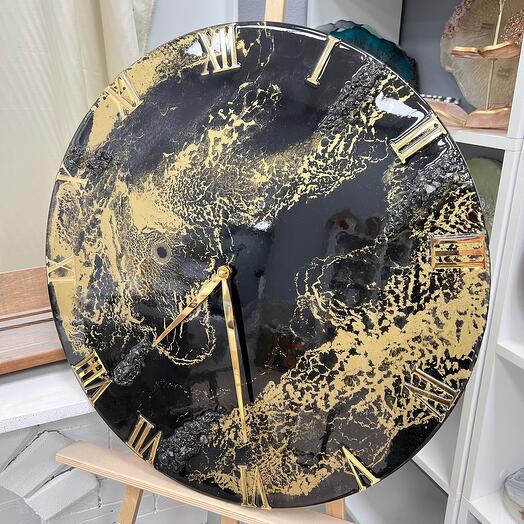 Часы черно-золотые