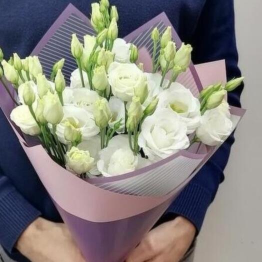 Элиза с прекрасной эустомой