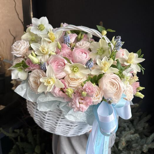Роскошная корзина с лизиантусами, ранункулюсами, хелеборусом и нарциссами «Солнечное настроение»
