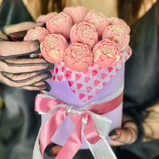 Пионы в шляпной коробке "Шоколадные цветы" сюрприз на 8 марта, шоколад ручной работы