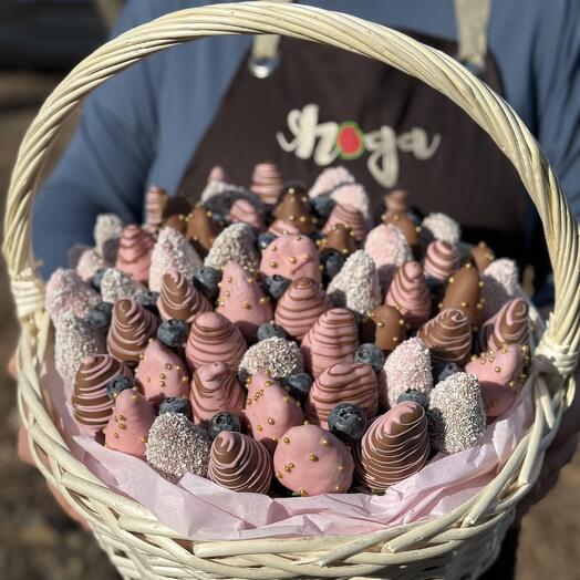 Корзина с клубникой в бельгийском шоколаде