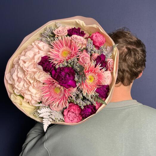A luxurious bouquet with hydrangeas and varietal gerberas in bright shades of pink