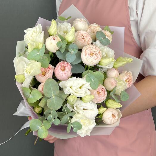 Bouquet of flowers. Bush roses of Mansfield Park and white Eustoma