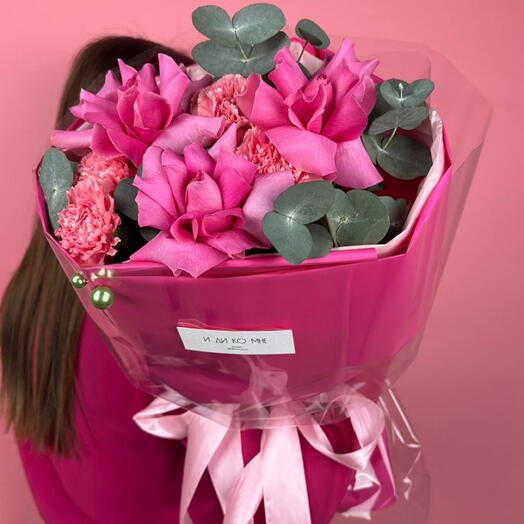 Ecuadorian pink roses with dianthus