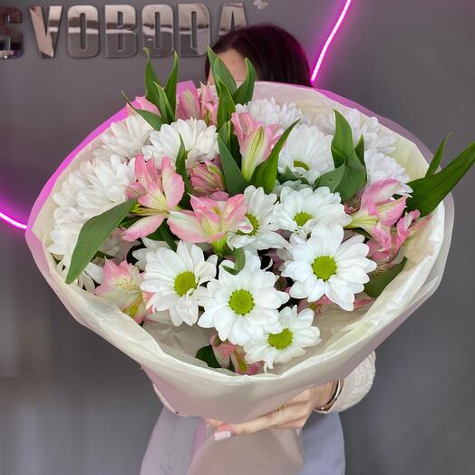 Букет с ромашкой и альстромерией🌸