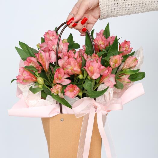 Композиция "Фантазия" с розовой альстромерией