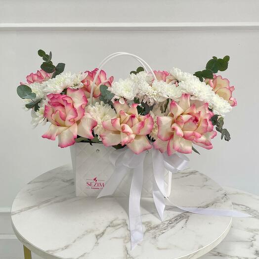 Сумочка с розами, хризантемами и эвкалиптом