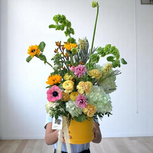 Je T aime – Romantic Garden-Style Flower Arrangement in Yellow Box