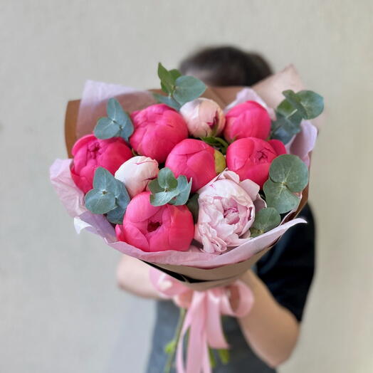 Букет из пионов Сара Бернар и корал шарм с эвкалиптом