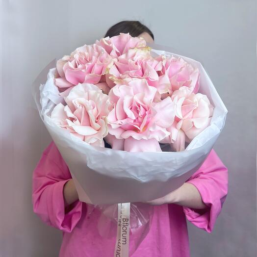 Французские розы в букете из 7 нежных кружевных роз в пышной упаковке