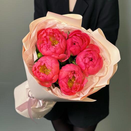 Mono bouquet 79 из 5 пионов сорта coral charm