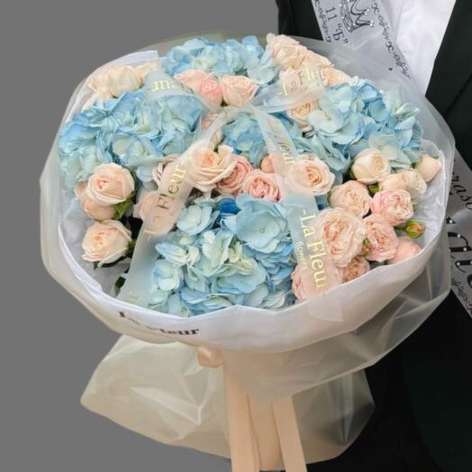 Букет "Голубой акцент" — гортензия и кремовая роза