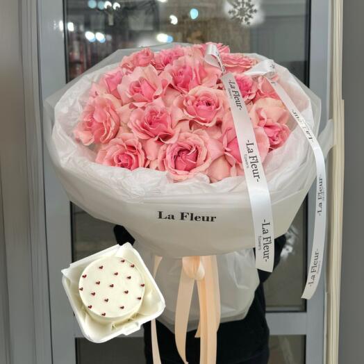 Подарочный сет "Французский шик" — 17 вывернутых роз + бенто-торт