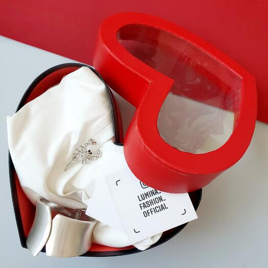 Gift box (3 articoli) tshirt bianca,bracciale rigido,spilla
