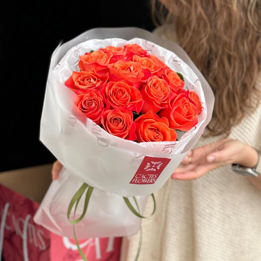 Моно букет из огненных роз в подарочной коробке