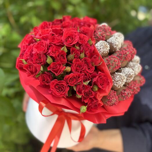 Цветы в коробке и клубника в шоколаде