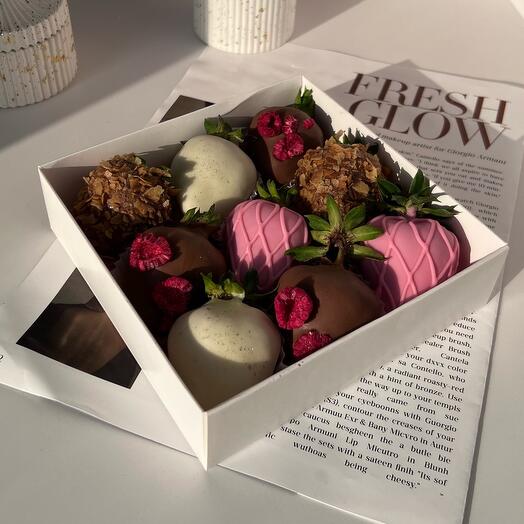Клубника в шоколаде «Лафф» + подарок от Vivienne Sabo — румяна MACARON