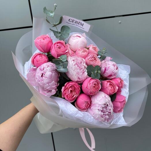 Пионы с кустовыми розами