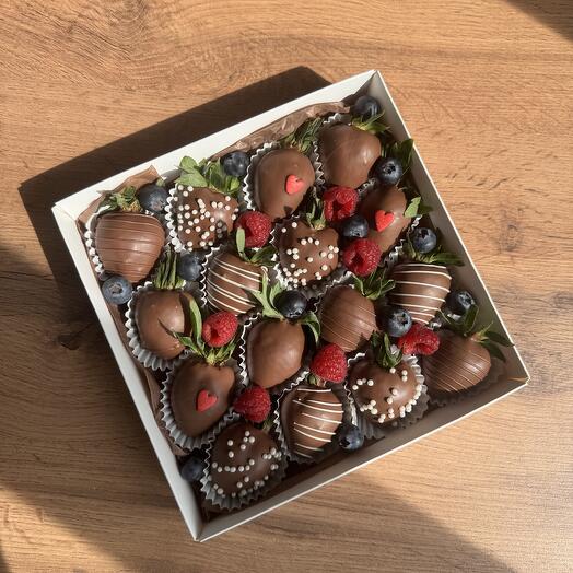 Клубника в молочном шоколаде 16 шт