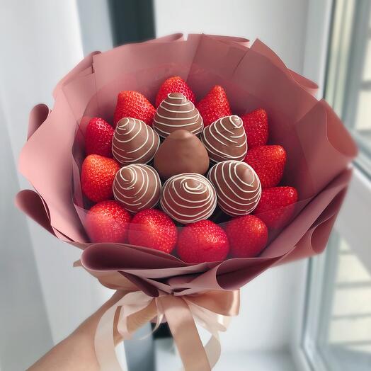 Букет из клубники в шоколаде 19 ягод «Bacio» беж