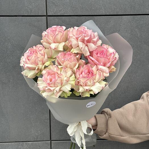 Моно из 7 розовых ажурных роз