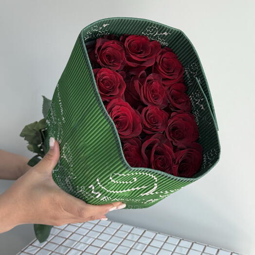 25 красных роз в пачке