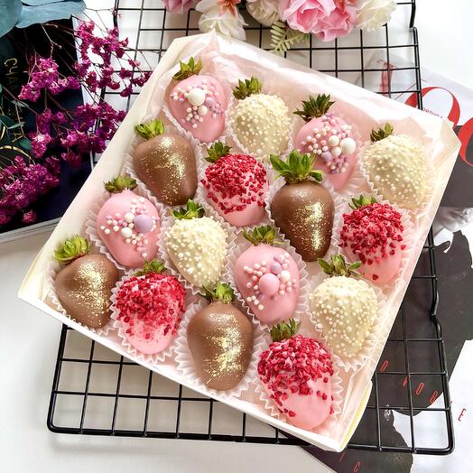 Клубника в шоколаде нежный микс подарок + подарок от Vivienne Sabo — румяна MACARON