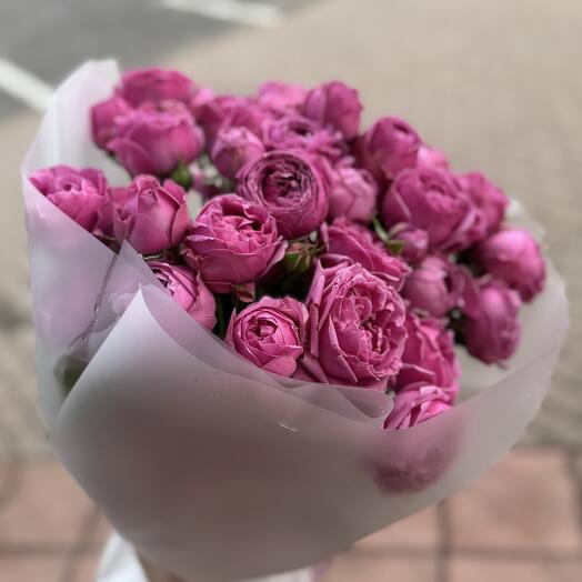 Букет из кустовой пионовидной розы