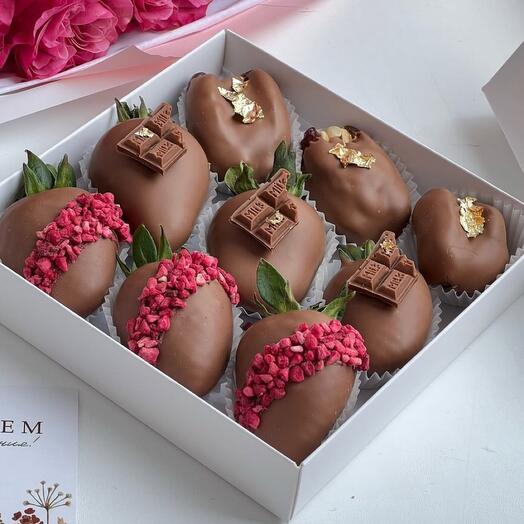 Клубника + Королевские финики в шоколаде