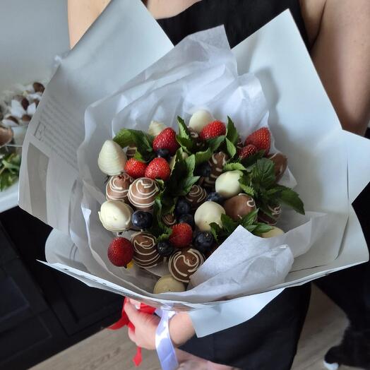 Букет из клубники в шоколаде и свежих ягод "Ягодный фреш"