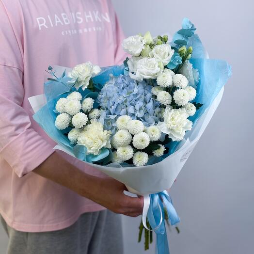 Нежный букет из голубой гортензии, белых хризантем, гвоздик с эвкалиптом
