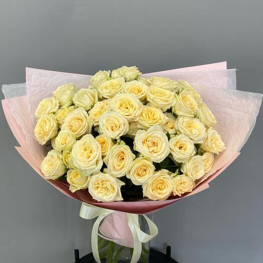 11 кустовых роз в упаковке