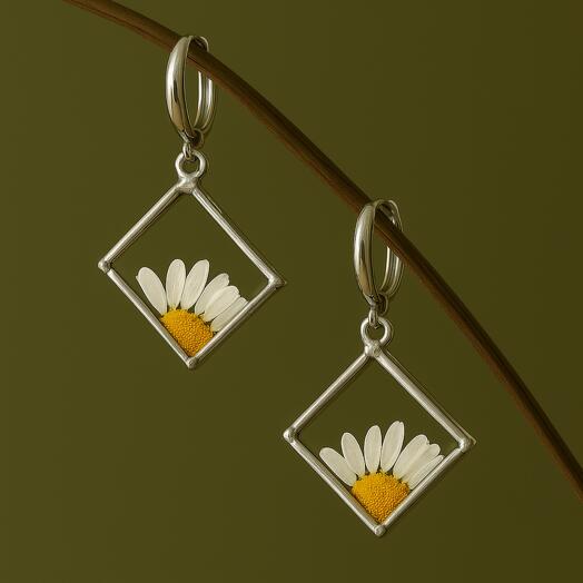 Арт. 437 Серьги с ромашками в стекле — ромашка - символ семейных ценностей