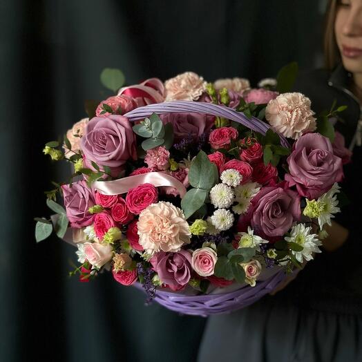Корзина живых цветов "Малиновые сны" с розами, хризантемой и эустомой