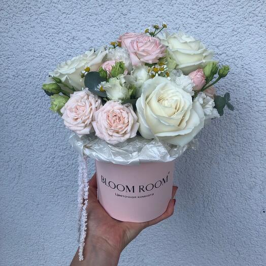 Нежная цветочная коробочка «Bloom Room» из белых роз, эустомы, ромашки и пионовидной кустовой розы🎀