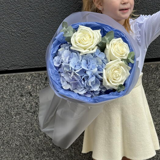 Букет из гортензии и белой розой