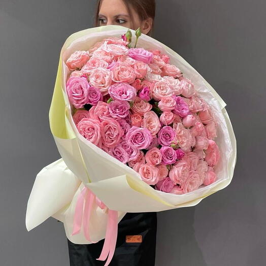 Bukiet róż spray w odcieniu rumianego różu