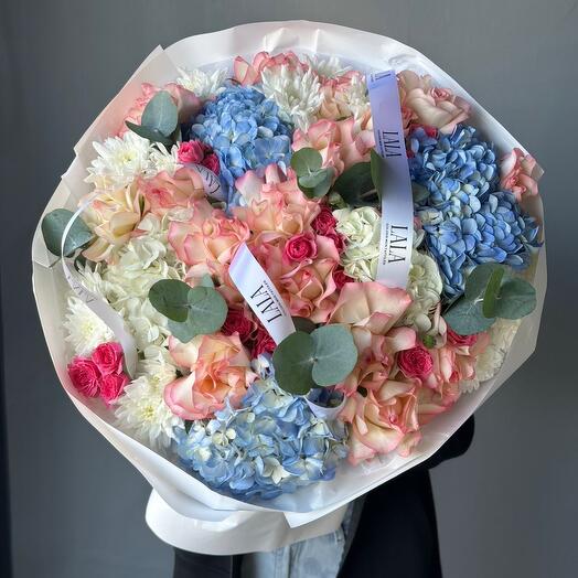 Шикарный букет из гортензии, хризантемы, кустовых роз