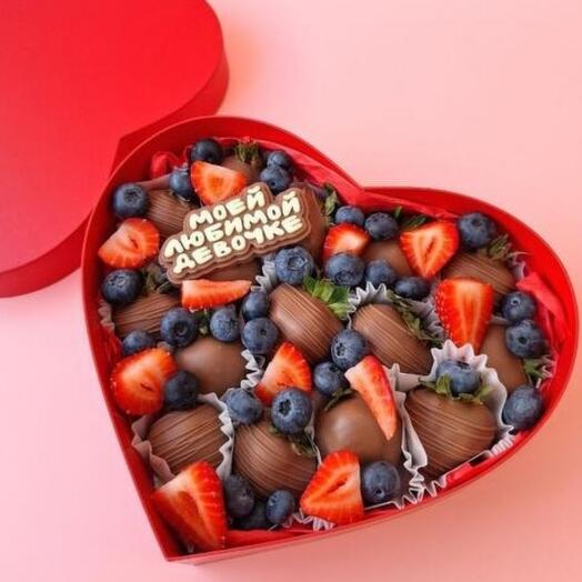 Клубника в шоколаде в сердце для любимой девушки жены дочки