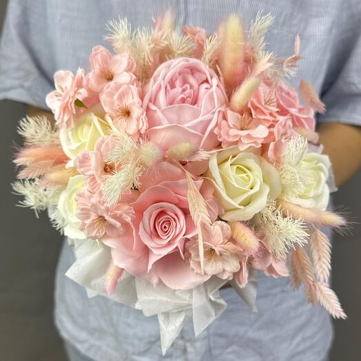 Композиция с мыльными розами и аспарагусом