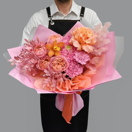 Сочный букет из французской и пион розы и орхидеи в дизайнерской упаковке