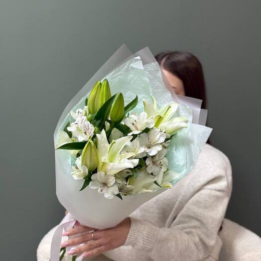 Букет с лилиями и альстромерией 554