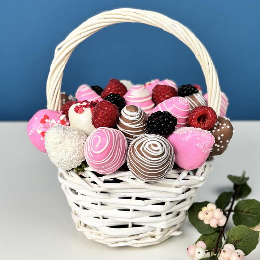 Мини корзиночка с клубникой в шоколаде и ягодами