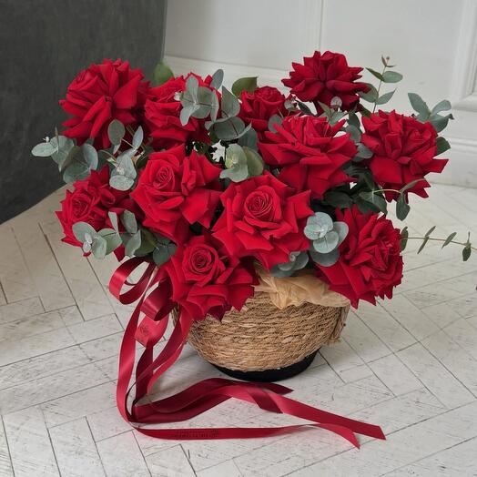 Корзина с красными французскими розами