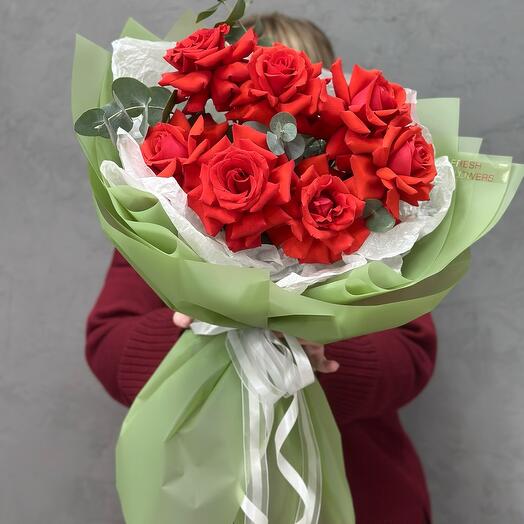 Алые розы с эвкалиптом