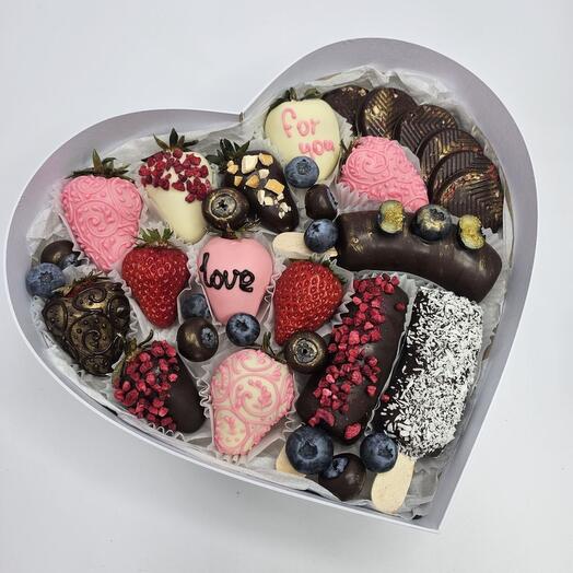 Клубника с бананами в шоколаде в сердце арт. 34958