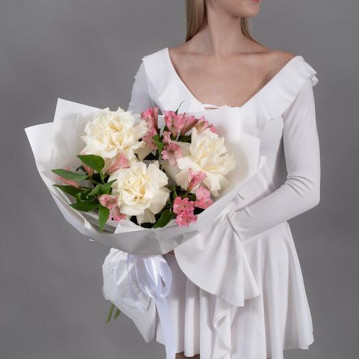 Букет из 3 белых, французских роз и 4 розовых альстромерий
