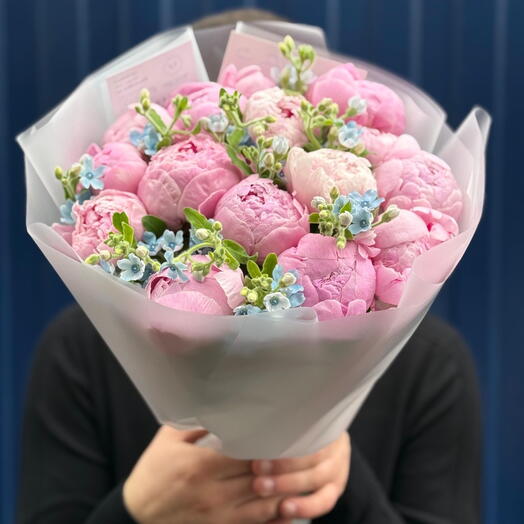 Розовые пионы с незабудками 🌸