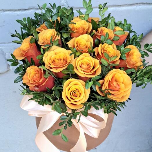 Букет ароматных роз в шляпной коробке