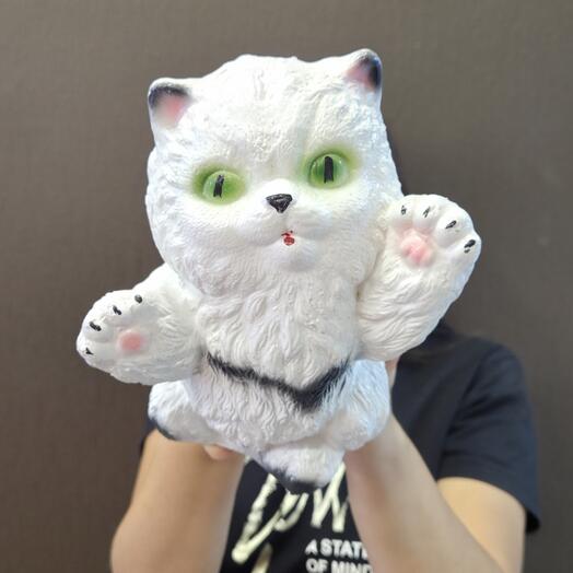 Кошечка белая